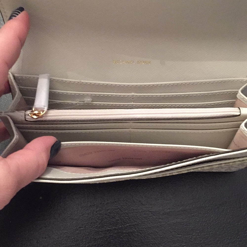 New Michael Kors wallet - Picture 7 of 7